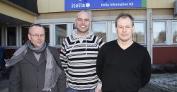 Itella AS har valgt å bytte leverandør av IKT-løsningene. iTet AS har fått oppdraget. - iTet er en leverandør som har skjønt hva vi holder på med. For oss er de ikke bare en leverandør som bistår oss i vår forretningsdrift, men de kan ta oppdrag for oss, og de er delaktig i kundeprosjekter og i kommunikasjonsbiten mot kunder. 
Fra venstre avdelingsdirektør ved iTet AS, Arne Steinfjell, rådgiver Frank Sjøvold ved iTet AS, og daglig leder ved Itella Information AS, Geir Bonsaksen
